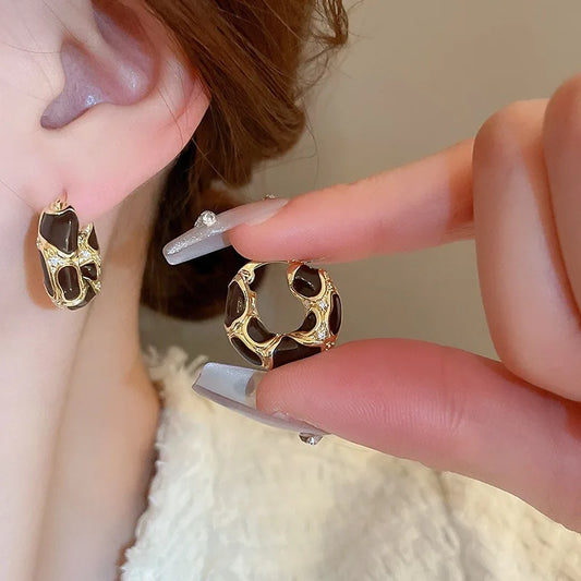 VALMS Wavy Enamel Hoop Earrings – Black & Gold