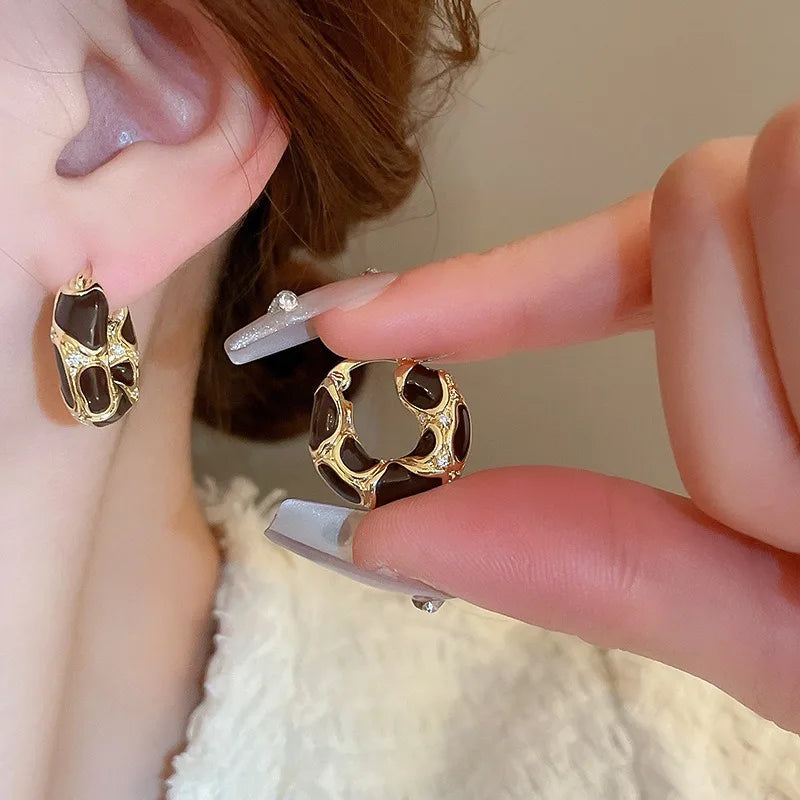 VALMS Wavy Enamel Hoop Earrings – Black & Gold
