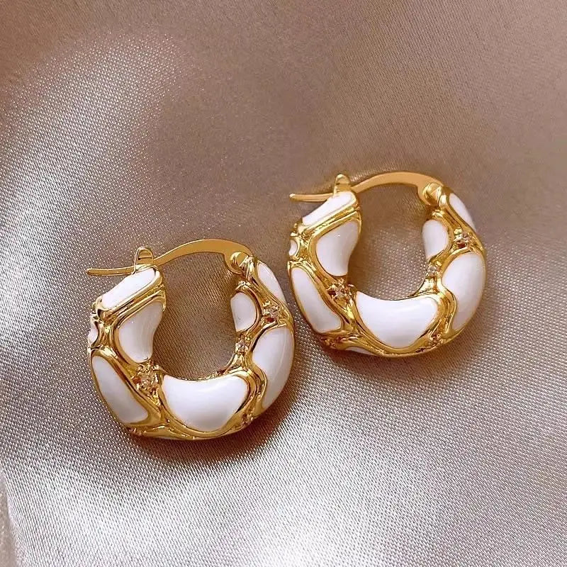 VALMS Wavy Enamel Hoop Earrings – Black &amp; Gold