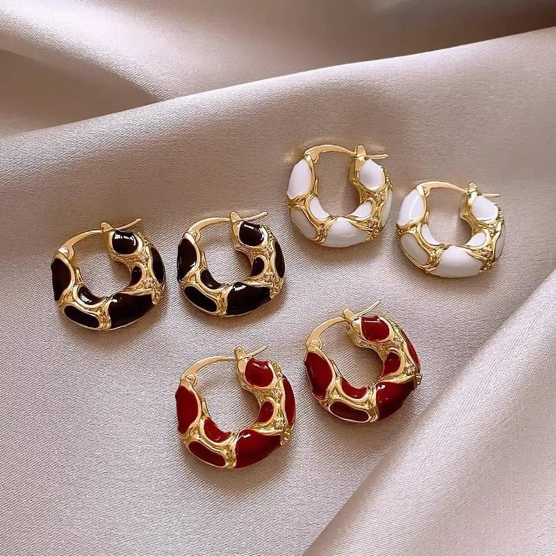 VALMS Wavy Enamel Hoop Earrings – Black &amp; Gold