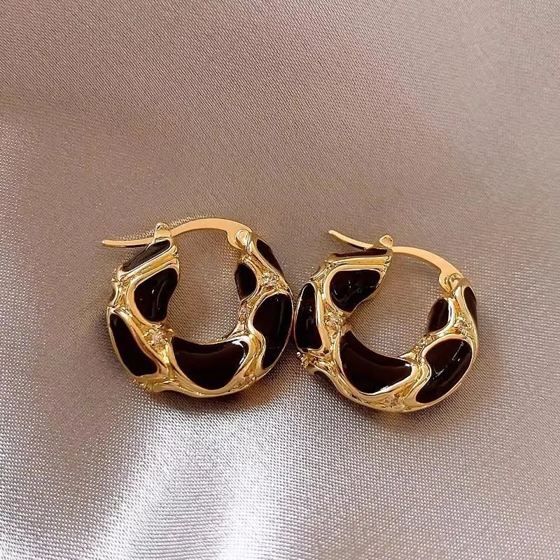 VALMS Wavy Enamel Hoop Earrings – Black &amp; Gold
